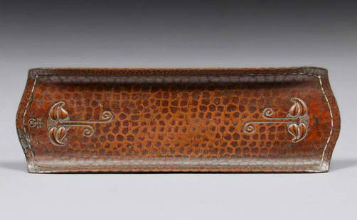 Roycroft Hammered Copper Double Drop Leaf Pen Tray c1920s: Roycroft Hammered Copper Double Drop Leaf Pen Tray c1920s. Signed. Excellent original patina. 7"w x 2.25". Spend $5000 or more at this auction and all of your SHIPPING IS FREE within the lower 48