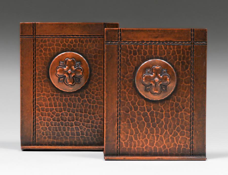Roycroft Hammered Copper Medallion Floral Bookends c1920s: Roycroft Hammered Copper Medallion Floral Bookends c1920s. Signed. Excellent new patina. 5 3/8h x 4 1/8w. Spend $5000 or more at this auction and all of your SHIPPING IS FREE within the lower 48 state