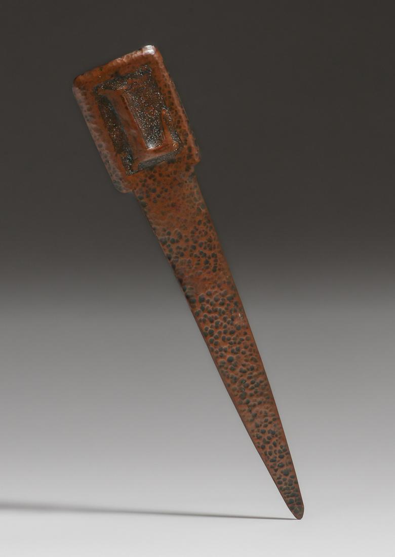 Arts & Crafts Hammered Copper L Letter Opener c1910s: Arts & Crafts Hammered Copper L Letter Opener c1910s. Unsigned. Excellent original patina. 7.5 x 1.5w. Spend $5000 or more at this auction and all of your SHIPPING IS FREE within the lower 48 states. 