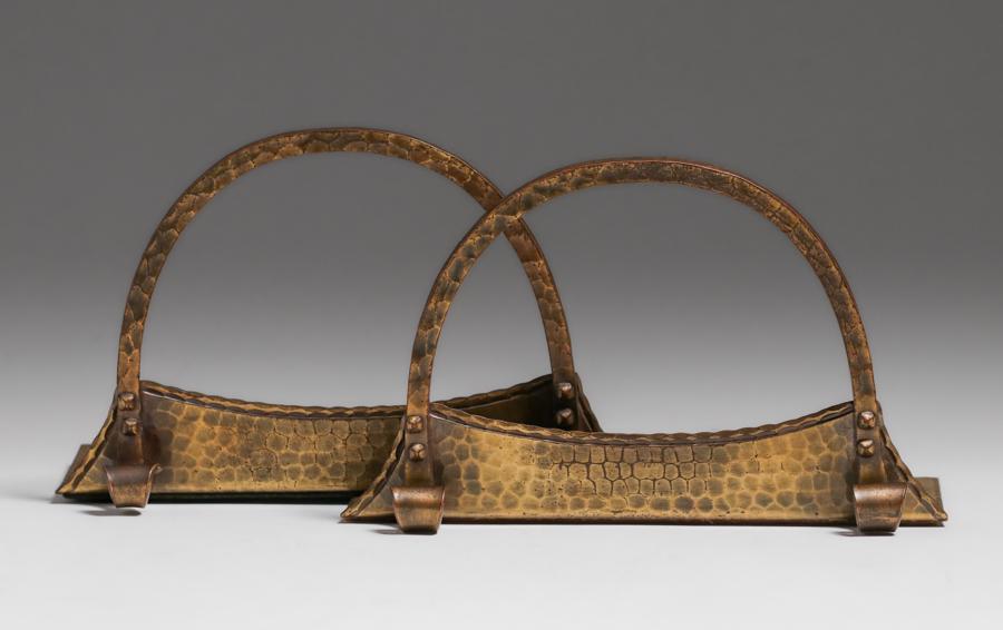 Roycroft Hammered Copper Arch Bookends c1920s: Roycroft Hammered Copper Arch Bookends c1920s. Signed. Excellent original brass wash patina. 4 1/8h x 6.5w. Spend $5000 or more at this auction and all of your SHIPPING IS FREE within the lower 48 sta