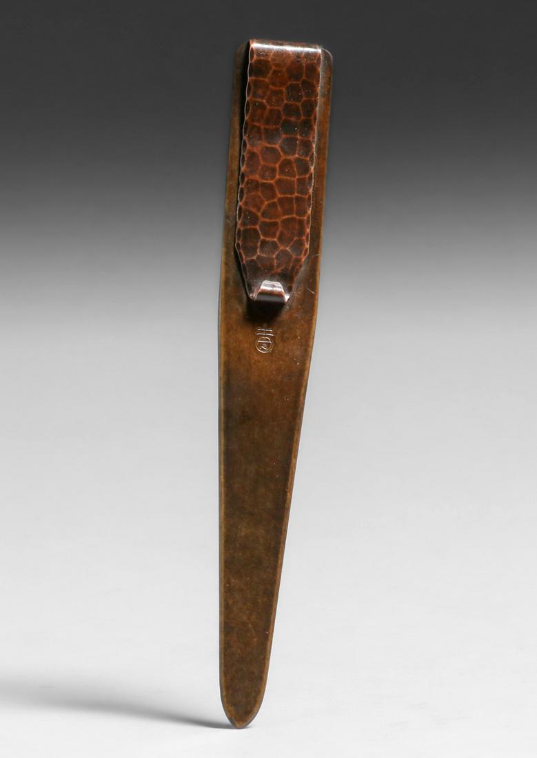 Roycroft Hammered Copper & Brass Letter Opener c1920s: Roycroft Hammered Copper & Brass Letter Opener c1920s. Signed. Excellent new patina. 7 5/8" x 1"w. Spend $5000 or more at this auction and all of your SHIPPING IS FREE within the lower 48 states. SHIP