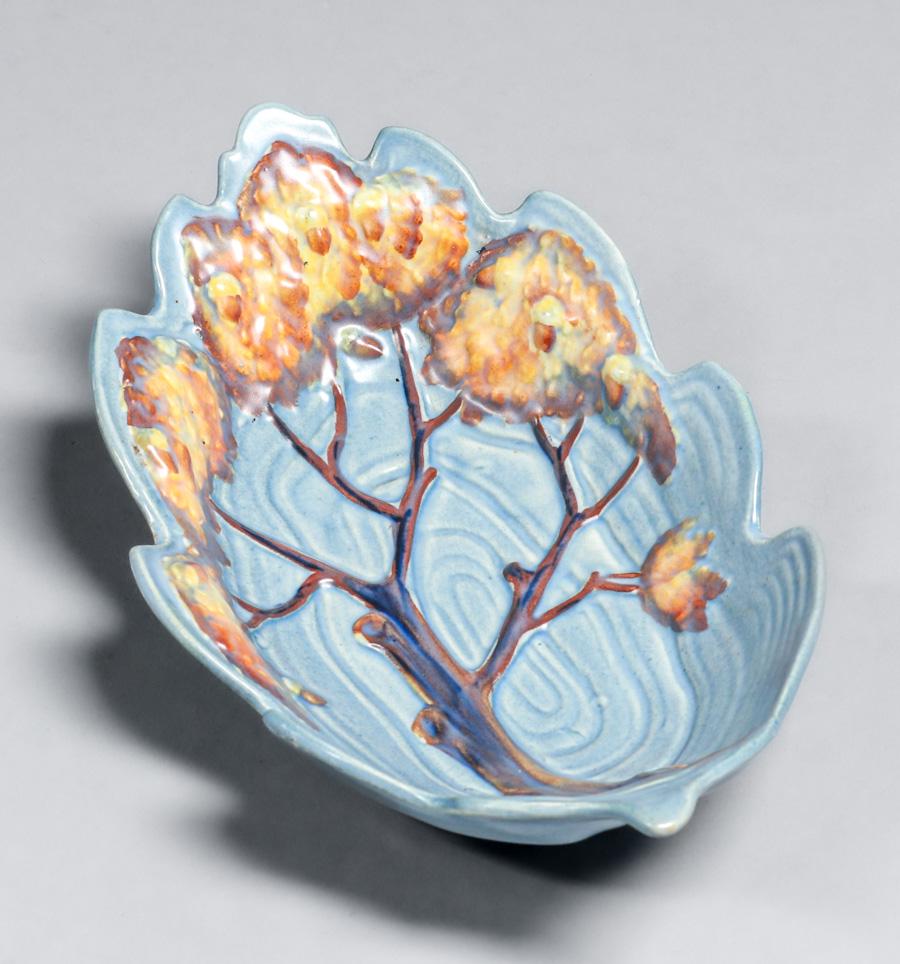 Carlton Ware England Blue Oak Tree Form Fruit Bowl c1930s: Carlton Ware England Blue Oak Tree Form Fruit Bowl c1930s. Signed. Perfect condition. 8" x 5"w x 2"h. Spend $5000 or more at this auction and all of your SHIPPING IS FREE within the lower 48 states. S