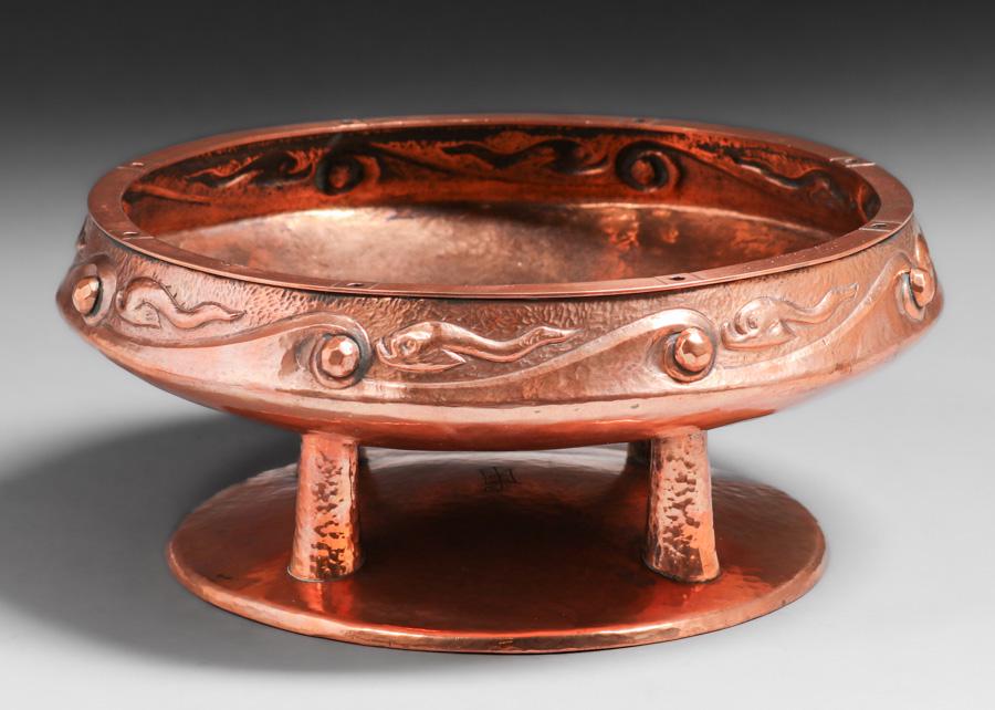 English Arts & Crafts Hammered Copper Centerpiece Bowl c1900: English Arts & Crafts Hammered Copper Centerpiece Bowl c1900. Similar to John Pearson or Newlyn. Signed. Missing liner, polished. 10.5"d x 4.25"h. Spend $5000 or more at this auction and all of your S