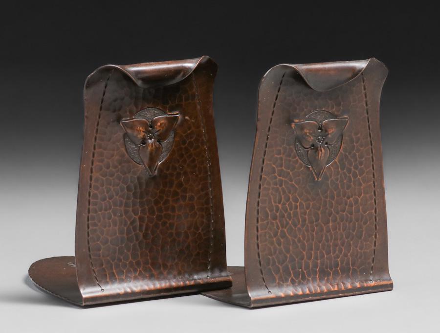 Roycroft Trifoil Bookends c1920s: Roycroft Trifoil Bookends c1920s. Signed. Excellent new patina. 4.75"h x 4.5"w. Spend $5000 or more at this auction and all of your SHIPPING IS FREE within the lower 48 states. SHIPPING We box and shi