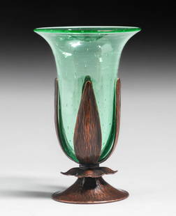 Roycroft Hammered Copper & Steuben Glass Flared Vase c1920s: Roycroft Hammered Copper & Steuben Glass Flared Vase c1920s. Signed. Excellent new patina. Steuben glass in perfect condition. 5.75"h x 3 5/8"d. Spend $7500 or more at this auction and all of your SHI