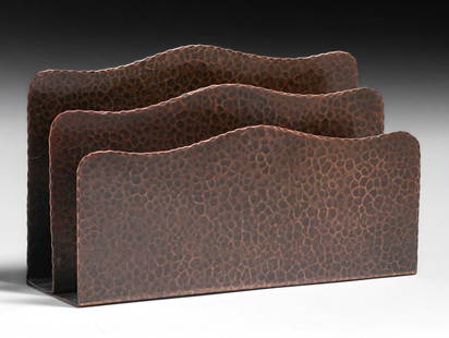 Gustav Stickley Hammered Copper Letter Rack c1910: Gustav Stickley Hammered Copper Letter Rack c1910. Signed. Excellent new patina. 8"w x 5"h x 2.75". Spend $7500 or more at this auction and all of your SHIPPING IS FREE within the lower 48 states. SHI