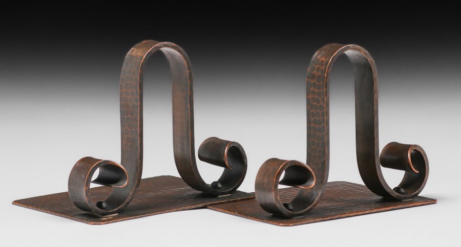 Roycroft Hammered Copper Scrolled Bookends c1920s: Roycroft Hammered Copper Scrolled Bookends c1920s. Signed. Excellent new patina. 4.25"h x 5"w. Spend $7500 or more at this auction and all of your SHIPPING IS FREE within the lower 48 states. SHIPPING