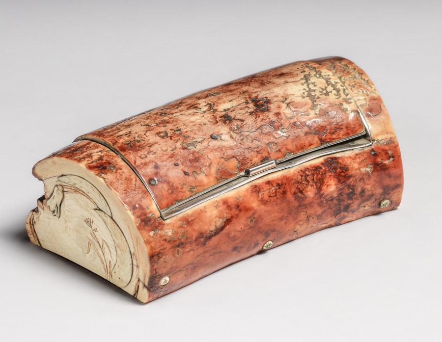 Thomas Johnson - London Sterling Silver Mounted Carved & Fossilized Jewelry Box 1858: Thomas Johnson - London Sterling Silver Mounted Carved & Fossilized Jewelry Box 1858. Signed. Excellent condition. 7.5"w x 3.5"d x 2.5"h Spend $7500 or more at this auction and all of your SHIPPING IS