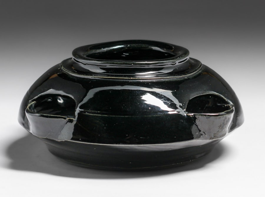 Bauer Pottery Black Cutout Mat Carlton Cactus Bowl c1920: Bauer Pottery Black Cutout Mat Carlton Cactus Bowl c1920. Unsigned. Perfect condition. 9.5"d x 4"h Spend $7500 or more at this auction and all of your SHIPPING IS FREE within the lower 48 states. SHIP