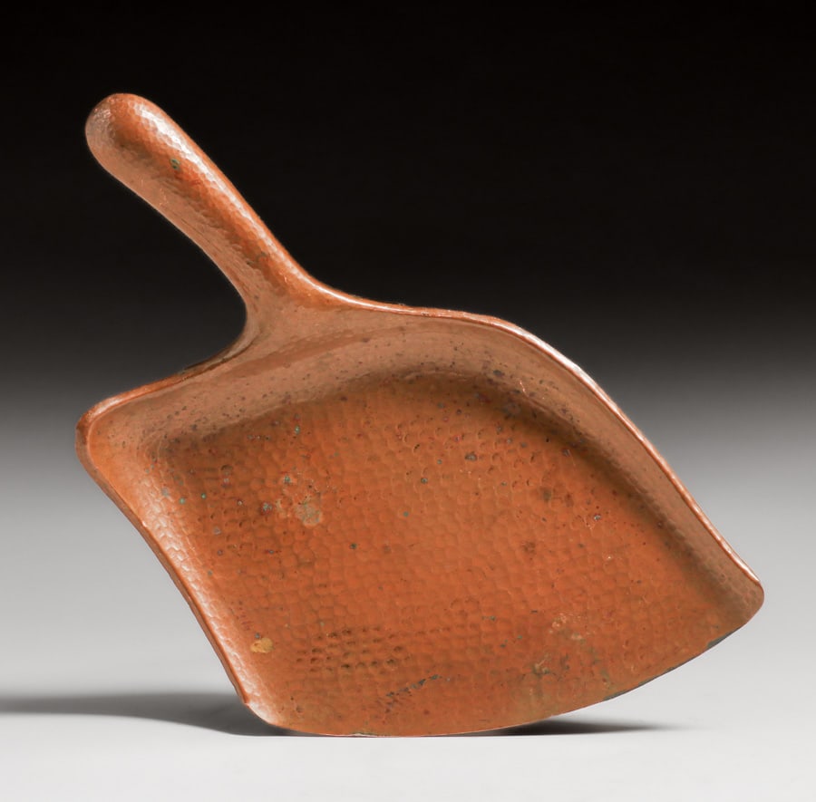 Arts & Crafts Period Hammered Copper Dust pan c1920 (1 of 4)