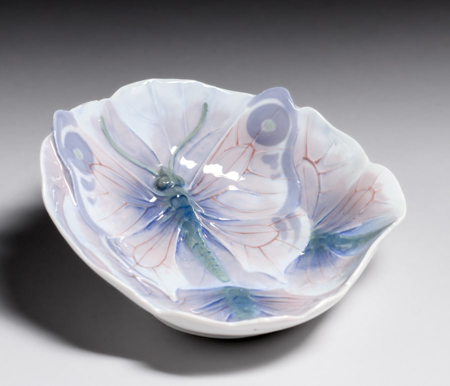 Rorstrand – Sweden Dragonfly Porcelain Tray c1900s: Rorstrand – Sweden Dragonfly Porcelain Tray c1900s. Signed. Perfect condition. 4.75” x 5” x 2.25”h. FREE NATIONWIDE SHIPPING for all of your purchases at our Two Day Auction within