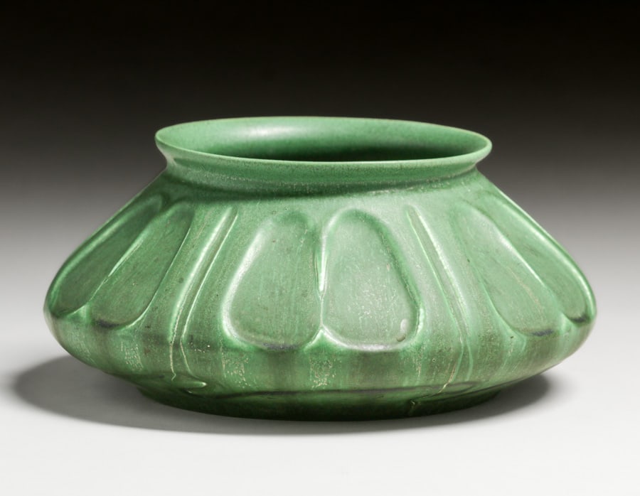 Hampshire Pottery Matte Green Stylized Bowl c1910: Hampshire Pottery Matte Green Stylized Bowl c1910. Signed. Perfect condition. 8.5"d x 3 7/8"h FREE NATIONWIDE SHIPPING Free Nationwide Shipping within the lower 48 states for All purchases at our Tw
