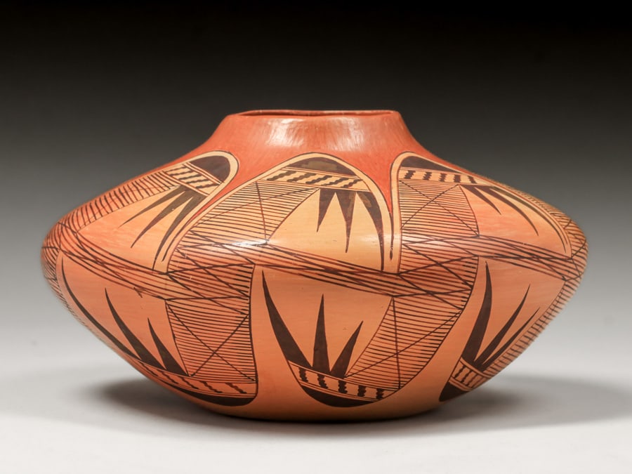 Elton Nampeyo Hopi Pottery Jar c1980s: Elton Nampeyo Hopi Pottery Jar c1980s. Signed. Perfect condition. 8.75"d x 5 1/8"h FREE NATIONWIDE SHIPPING Free Nationwide Shipping within the lower 48 states for All purchases at our Two Day Aucti