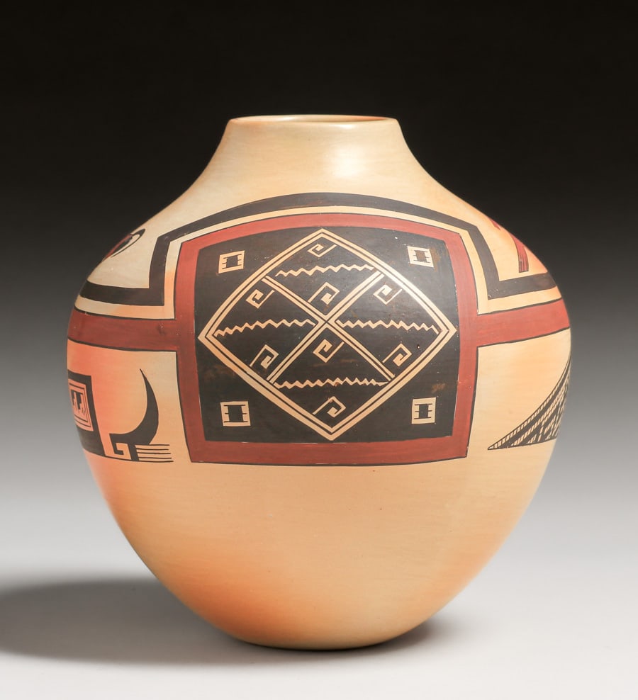 Madeline Sahneyah (Born 1954) Hopi Pottery Jar c2000: Madeline Sahneyah (Born 1954) Hopi Pottery Jar c2000. Signed. Perfect condition. 6.75"h x 6"d FREE NATIONWIDE SHIPPING Free Nationwide Shipping within the lower 48 states for All purchases at our Tw