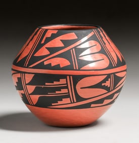 Carol Grace Loretto (Born 1953) Jemez Pueblo Pottery Vase c1990s
