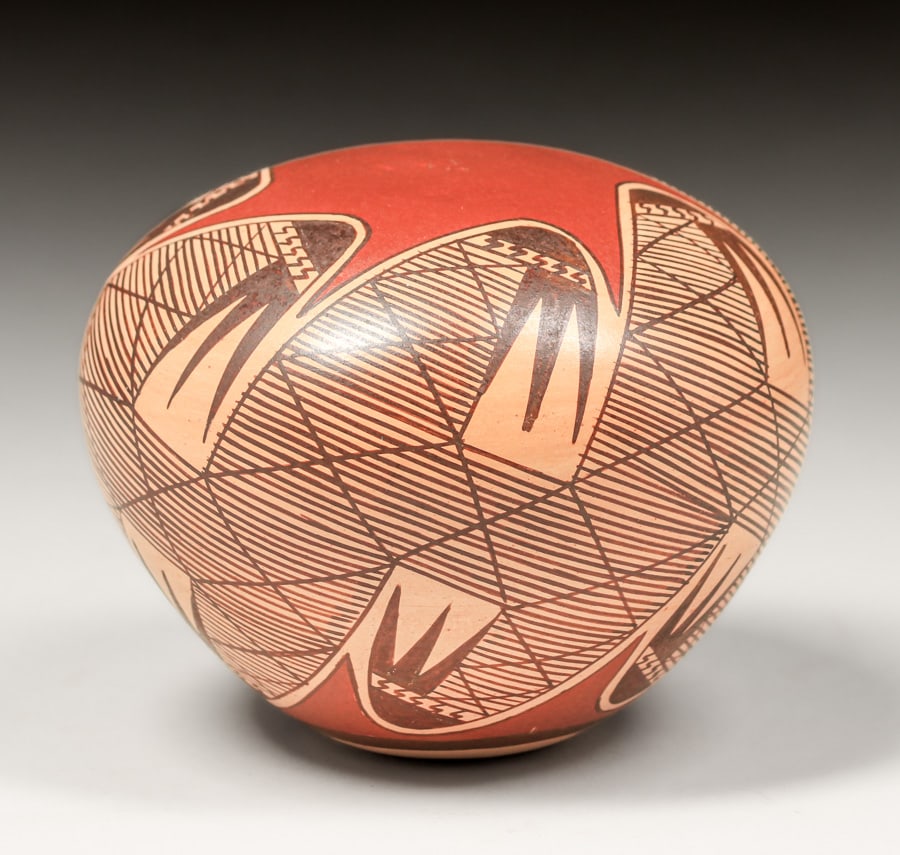 Nona Naha (1958-2021) Hopi-Tewa Pueblo Seed Pot c1980s: Nona Naha (1958-2021) Hopi-Tewa Pueblo Seed Pot c1980s. Signed. Excellent condition. 4"d x 3.5"h FREE NATIONWIDE SHIPPING Free Nationwide Shipping within the lower 48 states for All purchases at our T