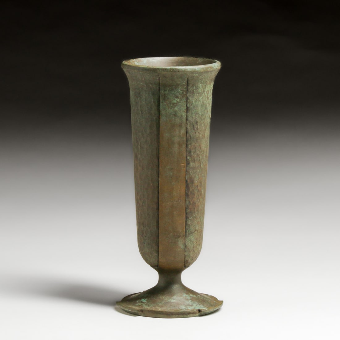 Arts & Crafts Period Hammered Copper Goblet c1910s: Arts & Crafts Period Hammered Copper Goblet c1910s. Unsigned. Excellent orginal patina. 10.5"h x 4.5"d FREE NATIONWIDE SHIPPING Free Nationwide Shipping within the lower 48 states for All purchases