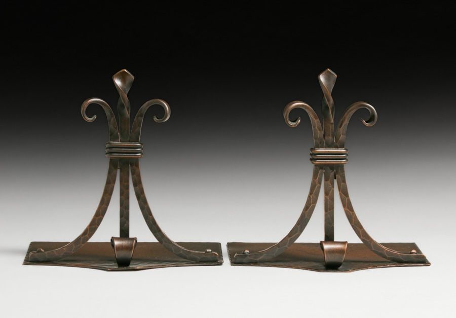Roycroft Hammered Copper Bookends c1920s: Roycroft Hammered Copper Bookends c1920s. Signed. Excellent new patina. 5.25"h x 5 1/8"w FREE NATIONWIDE SHIPPINGFree Nationwide Shipping within the lower 48 states for all purchases at our Two-Day