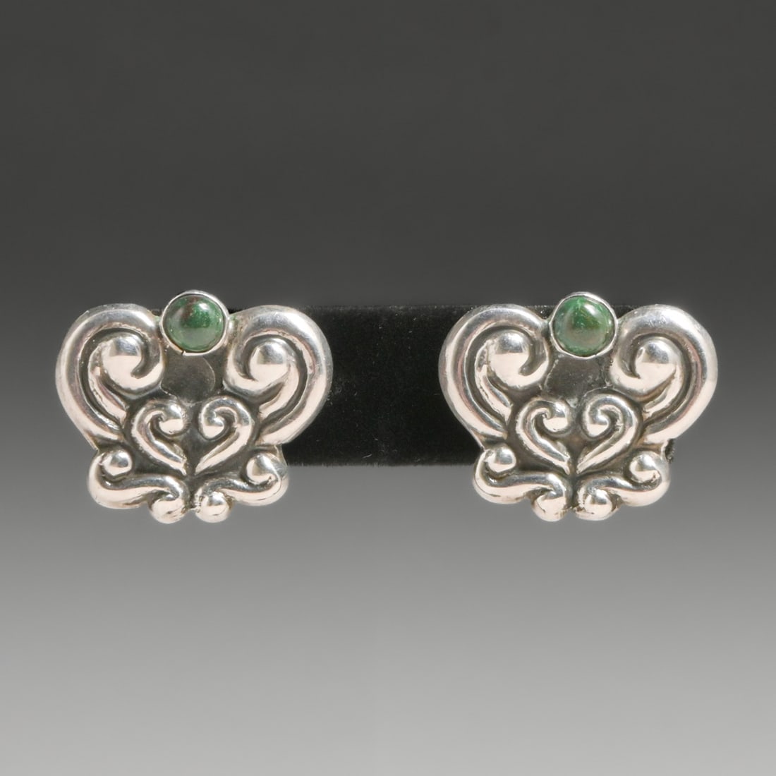 Vintage Mexican Sterling Silver & Green Onyx Earrings c1940s: Vintage Mexican Sterling Silver & Green Onyx Earrings c1940s. Marked "Sterling Mexico", otherwise unsigned. .75"h x 1"w FREE NATIONWIDE SHIPPINGFree Nationwide Shipping within the lower 48 states