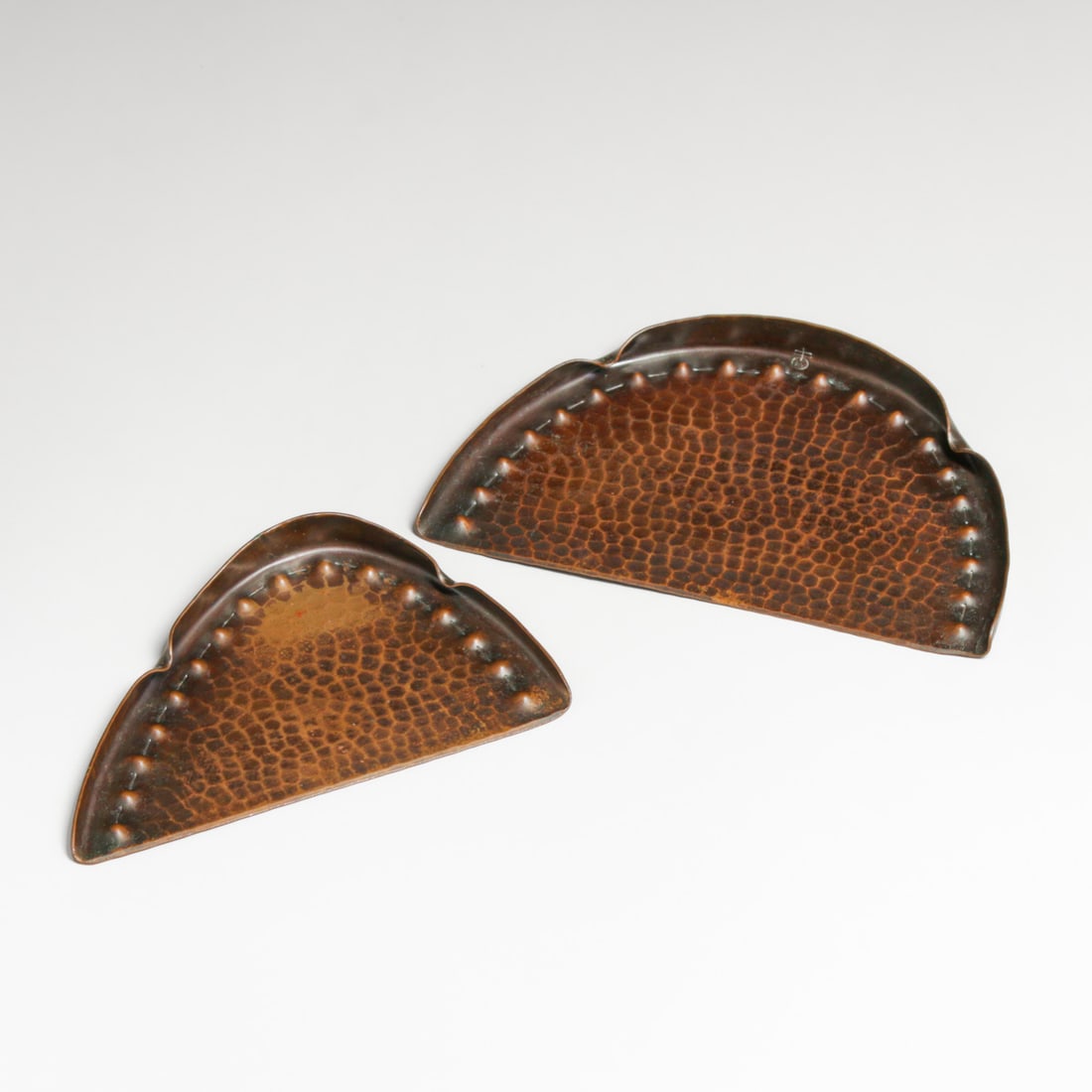 Roycroft Hammered Copper Crumber Set c1920s: Roycroft Hammered Copper Crumber Set c1920s. Signed. Excellent original patina. Larger 6.25" x 4" FREE NATIONWIDE SHIPPING Free Nationwide Shipping within the lower 48 states for all purchases at our