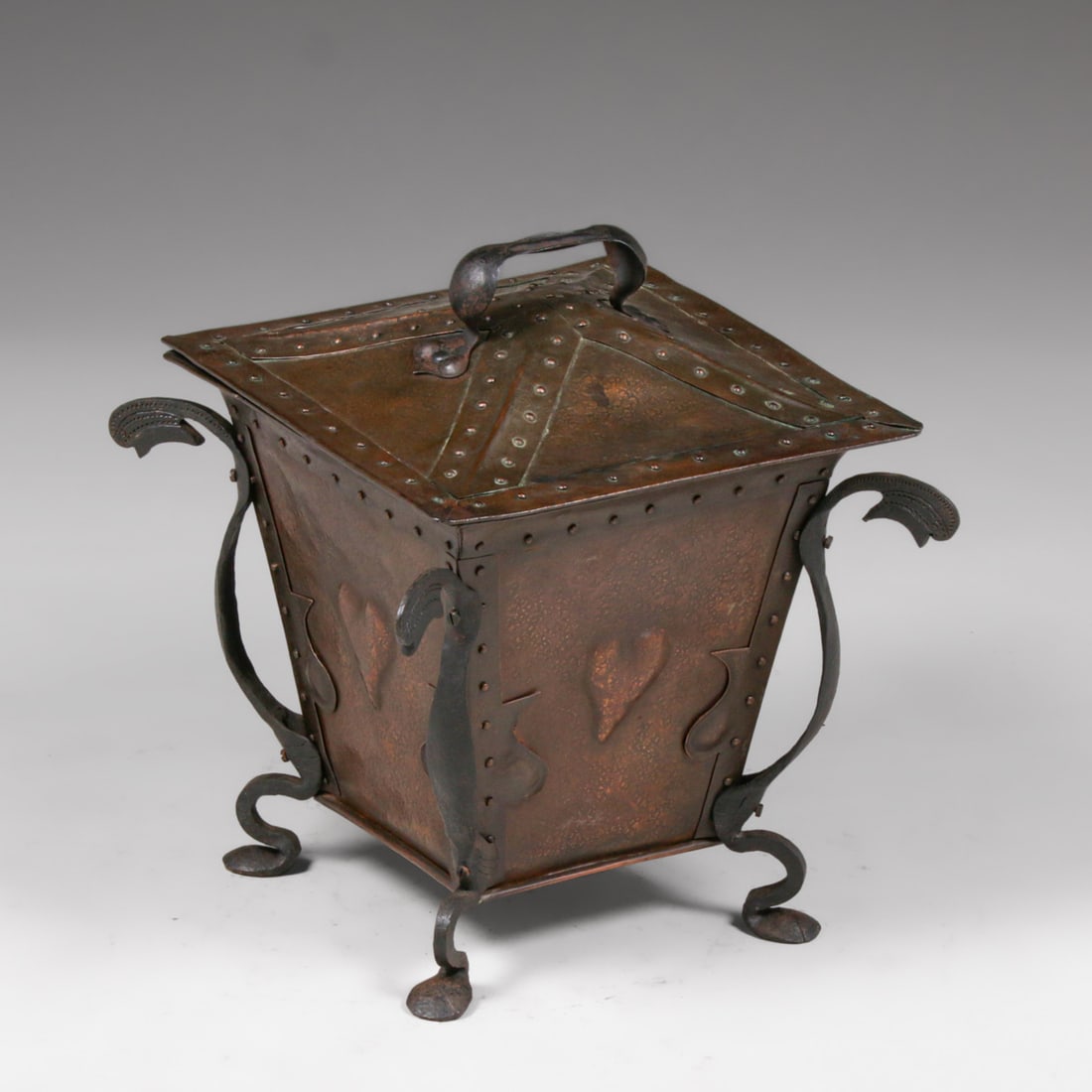English Arts & Crafts Hammered Copper & Hand-Forged Iron Coal Scuttle c1890s: English Arts & Crafts Hammered Copper & Hand-Forged Iron Coal Scuttle c1890s. Possibly made by Norman & Ernest Spittle. Unsigned. Excellent new patina. 19"h x 16.5" x 16.5" FREE NATIONWIDE