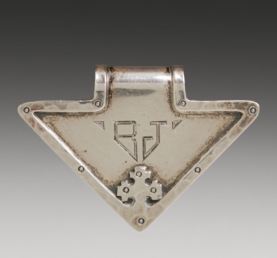 R. Wallace & Sons Sterling Silver "Carmel" Dress Clip c1910s: R. Wallace & Sons Sterling Silver "Carmel" Dress Clip c1910s. Signed. Excellent condition. 2 1/8"w x 1.5" FREE NATIONWIDE SHIPPINGFree Nationwide Shipping within the lower 48 states for all