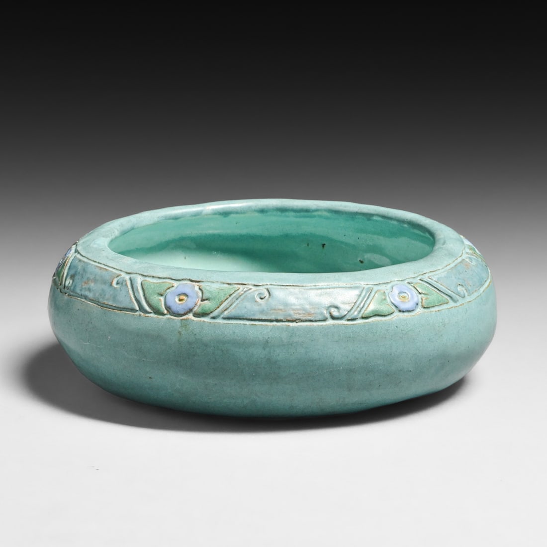 Arts & Crafts Hand-Carved Studio Bowl c1910: Arts & Crafts Hand-Carved Studio Bowl c1910. Signed. Perfect condition. 6.5"d x 2 3/8"h FREE NATIONWIDE SHIPPING Free Nationwide Shipping within the lower 48 states for all purchases at our Two-Day Au