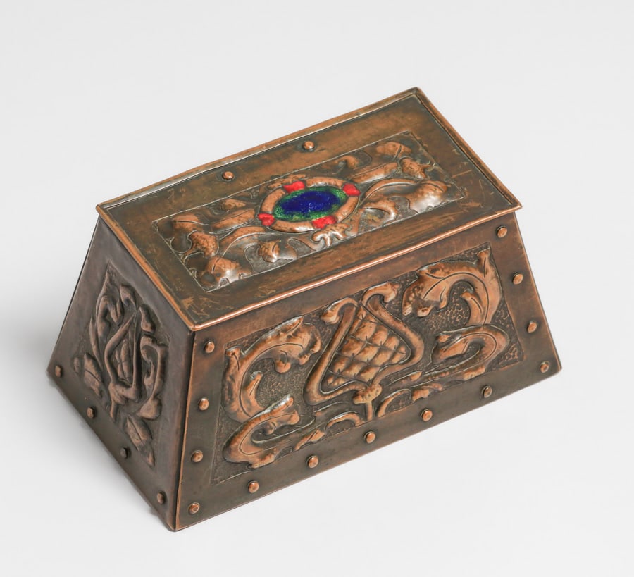 English Arts & Crafts Repousse Hammered Copper & Enamel Box c1900s: English Arts & Crafts Repousse Hammered Copper & Enamel Box c1900s. Unsigned. Excellent original patina. 7"w x 4 1/8"d x 3.5"h FREE NATIONWIDE SHIPPINGFree Nationwide Shipping within the lower 48