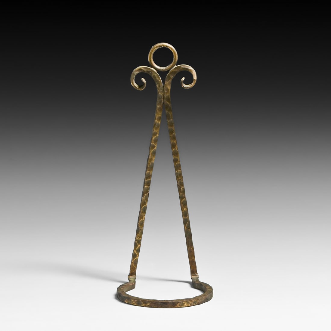 Roycroft Hammered Copper Small Hanging Plant Holder c1920s: Roycroft Hammered Copper Small Hanging Plant Holder c1920s. Signed. Excellent original brass wash patina. 9.5"h x 3.5"w x 4" depth FREE NATIONWIDE SHIPPINGFree Nationwide Shipping within the