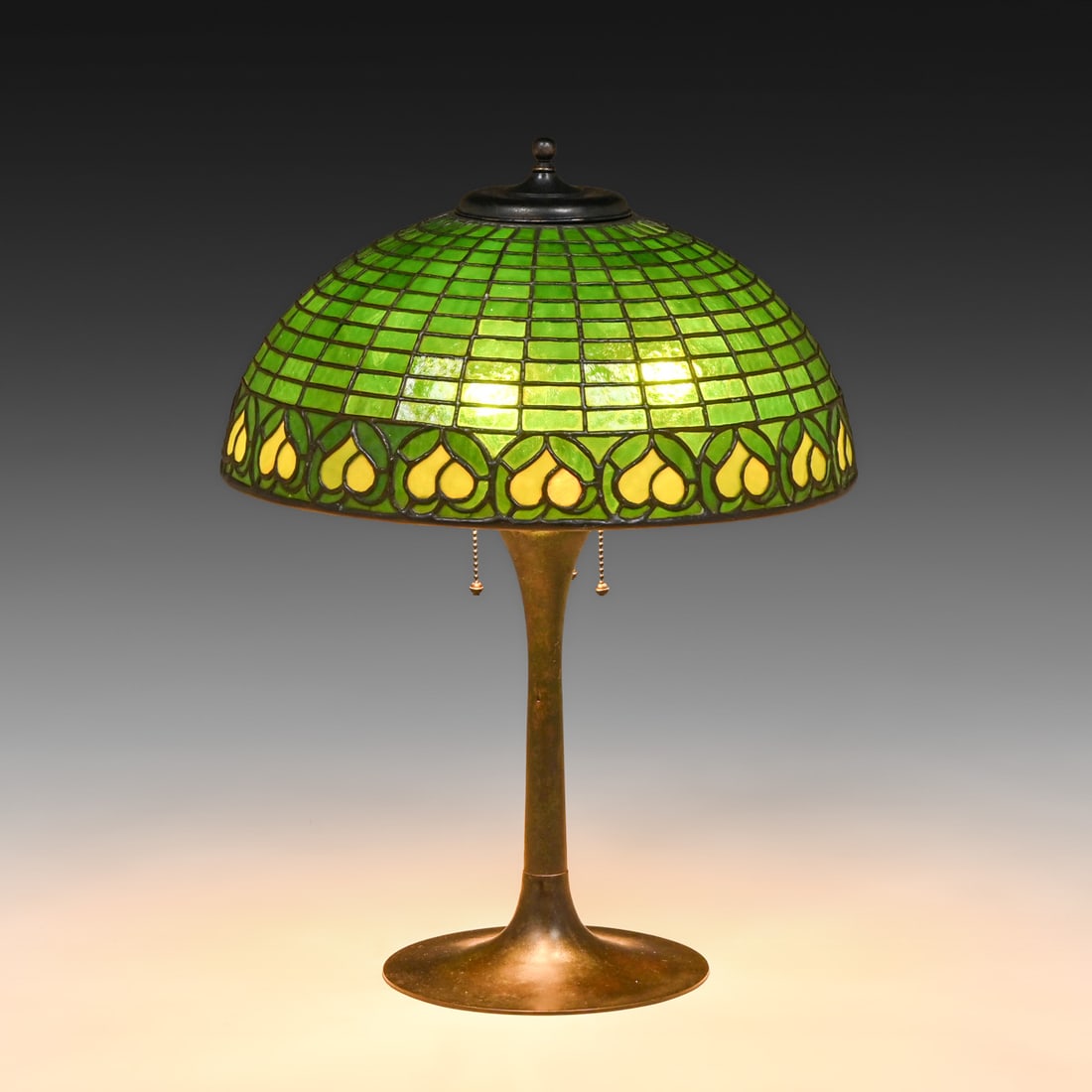 Bigelow & Kennard Green Leaf Leaded Glass Lamp c1910: Bigelow & Kennard Green Leaf Leaded Glass Lamp c1910. Signed. Excellent original patina. Original glass in near perfect condition. 20"h x 16"d FREE NATIONWIDE SHIPPING Free Nationwide Shipping within