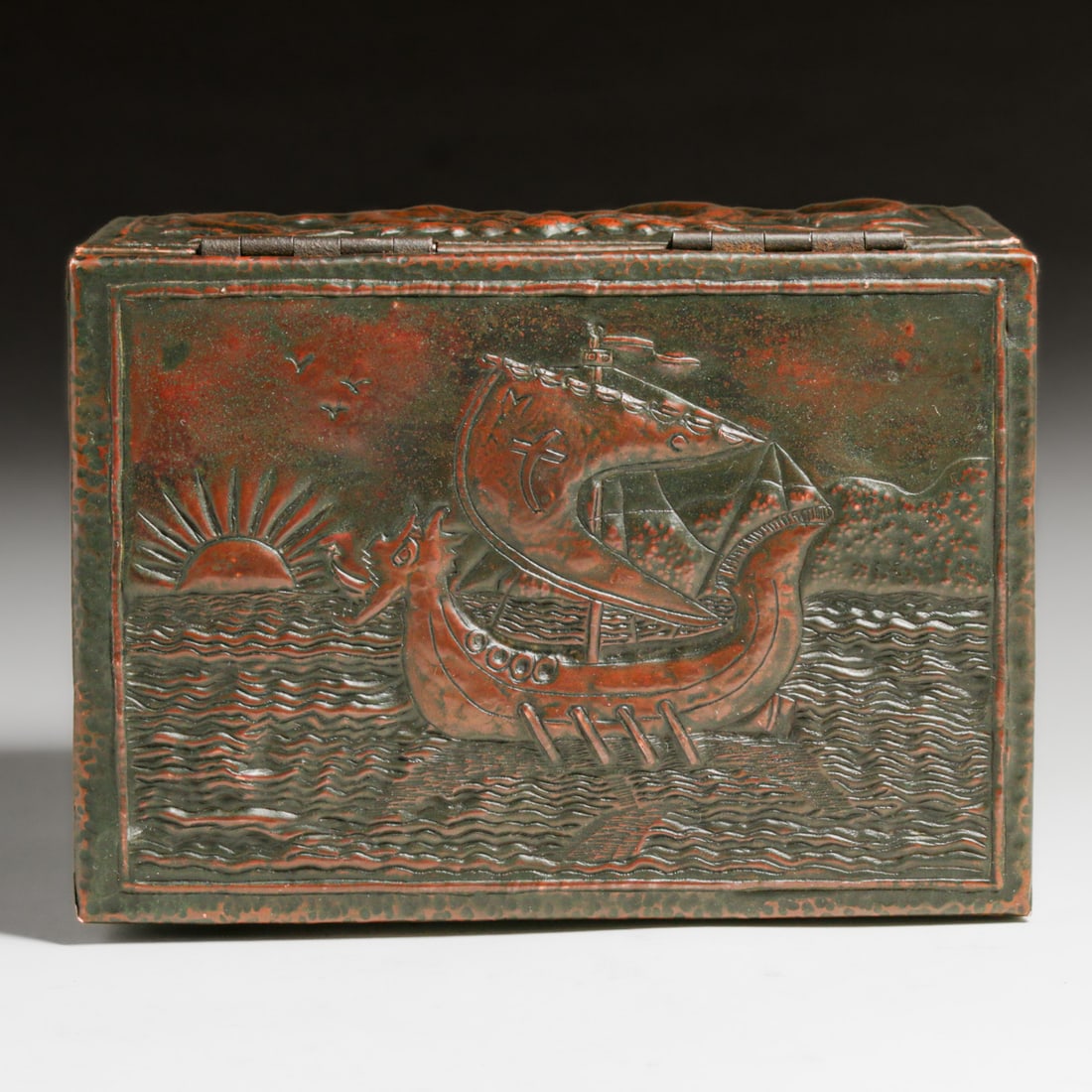 Newlyn Hammered Copper Repoussé Nordic Viking Ship Box c1900s: Newlyn Hammered Copper Repoussé Nordic Viking Ship Box c1900s. Unsigned. Excellent original patina. Newlyn was a fishing village in Cornwall, England. 8.25?w x 6?d x 5.5?h FREE NATIONWIDE