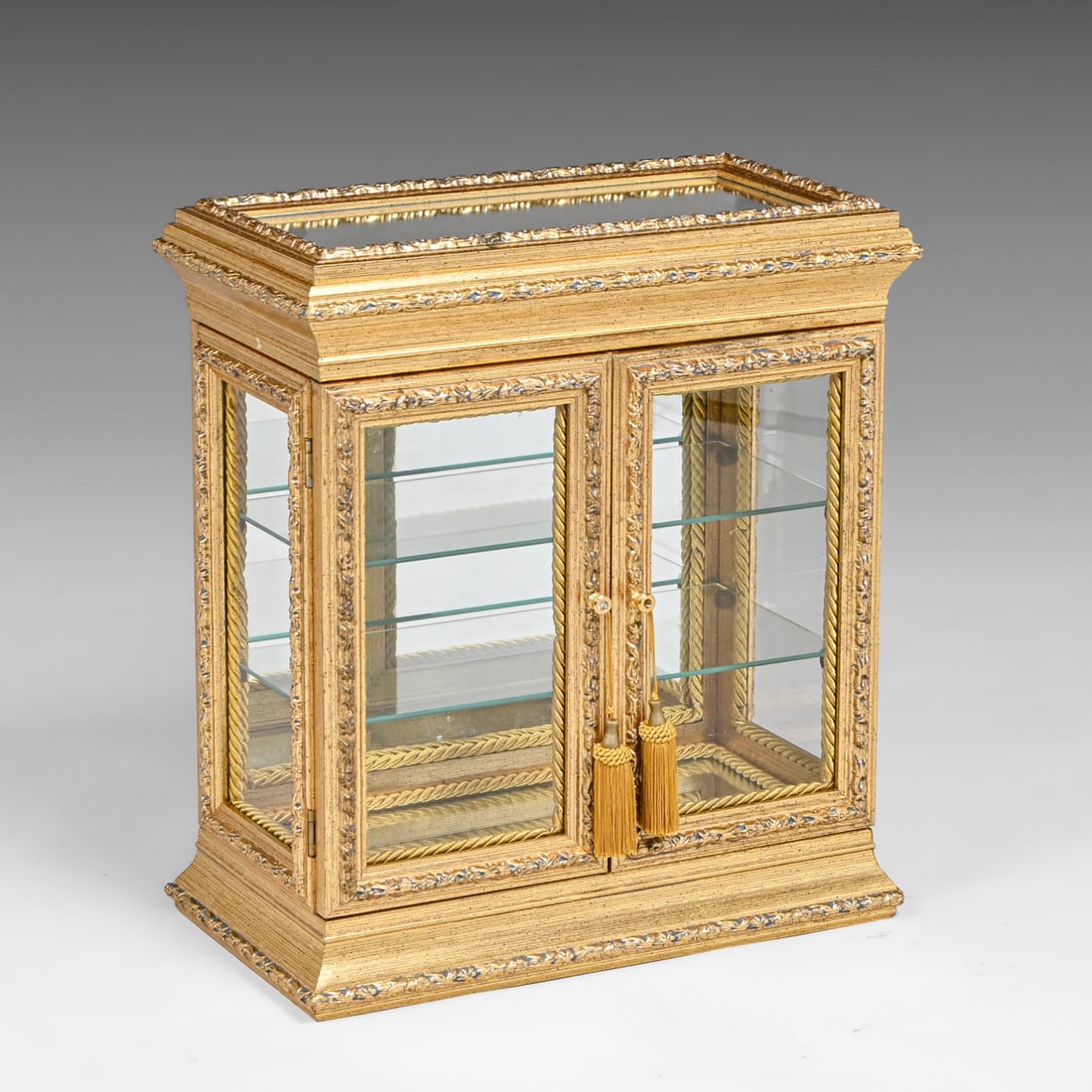 Contemporary Italian Horchow Creazioni Giltwood Vitrine – Rococo Style Display Cabinet c2000: Contemporary Italian Horchow Creazioni Giltwood Vitrine – Rococo Style Display Cabinet c2000. Marked only with "Made in Italy". Perfect condition. 20"w x 18"w x 9.5"d FREE NATIONWIDE