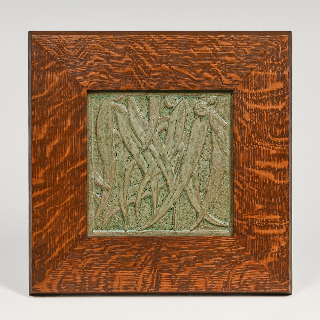 Romelle Frey Studio - Jackson, MI Eucalyptus Leaf Art Tile c1990s: Romelle Frey Studio - Jackson, MI Eucalyptus Leaf Art Tile c1990s. Signed. Perfect condition. Handwerk Shop Mission Oak Frame. Tile 7" x 7". Frame 12.75" x 12.75" FREE NATIONWIDE SHIPPINGFree