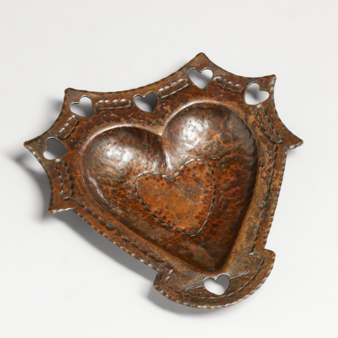 Old Mission Kopper Kraft Hammered Copper Heart Cutout Tray c1920s: Old Mission Kopper Kraft Hammered Copper Heart Cutout Tray c1920s. Unsigned. Excellent original patina. 5" x 4 7/8"w FREE NATIONWIDE SHIPPING Free Nationwide Shipping within the lower 48 states for al