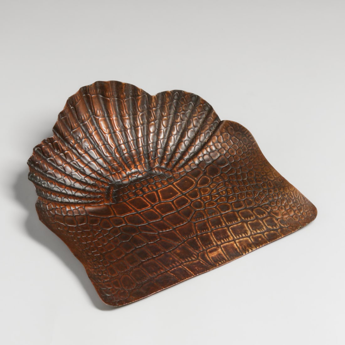 English Arts & Crafts Copper Dust Pan c1910: English Arts & Crafts Copper Dust Pan c1910. Unsigned. Excellent new patina. 8.75"w x 8.5" x 2.5" FREE NATIONWIDE SHIPPING Free Nationwide Shipping within the lower 48 states for all purchases at our