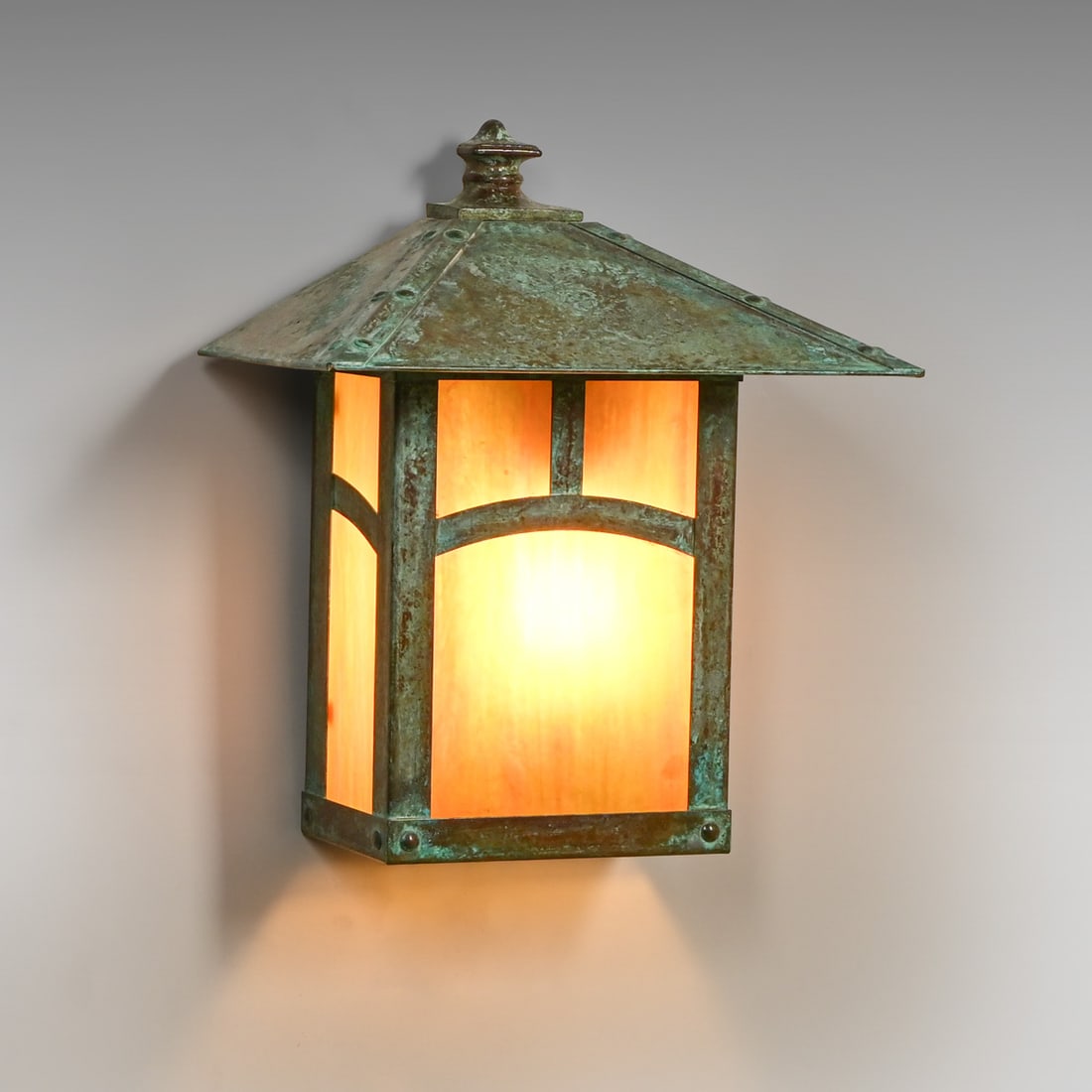 Contemporary Arroyo Craftsman Copper & Slag Glass Evergreen Arch Wall Mount Wall Sconce after 1990: Contemporary Arroyo Craftsman Copper & Slag Glass Evergreen Arch Wall Mount Wall Sconce after 1990. Unsigned. Excellent original patina and original glass in perfect condition. 11"h x 9"w x 6"d FREE