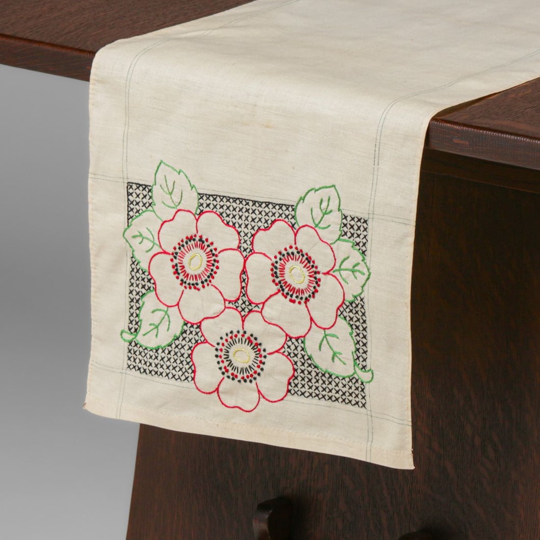 Arts & Crafts Period Three Rose Pattern Hand Embroidered Table Runner c1910: Arts & Crafts Period Three Rose Pattern Hand Embroidered Table Runner c1910. Marked "No 115 SCARF VOGART, NY". Excellent condition. 41.75" x 12"w FREE NATIONWIDE SHIPPING Free Nationwide Shipping with