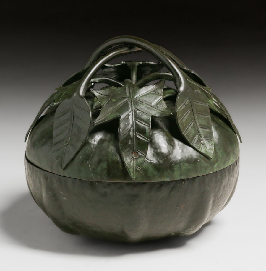 Arts & Crafts Period Hammered Copper Ivy Leaves Handled Covered Bowl c1910: Arts & Crafts Period Hammered Copper Ivy Leaves Handled Covered Bowl c1910. Unsigned. Excellent original patina. 8"d x 7.5"h FREE NATIONWIDE SHIPPING All purchases within the lower 48 states