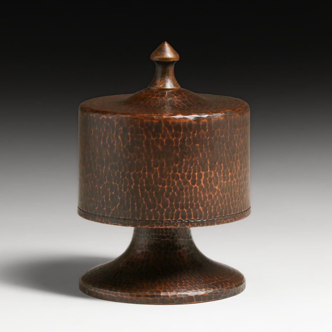 Roycroft Hammered Copper Poker Chip Holder c1920s: Roycroft Hammered Copper Poker Chip Holder c1920s. Signed. Excellent new patina. 7"h x 5"d FREE NATIONWIDE SHIPPINGFree Nationwide Shipping within the lower 48 states for all purchases at our