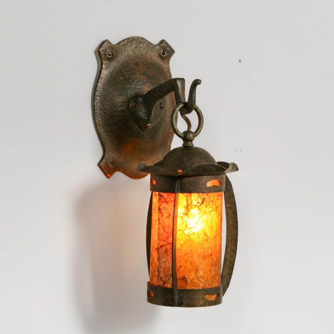 Arts & Crafts Period Hammered Copper & Mica Sconce c1910s: Arts & Crafts Period Hammered Copper & Mica Sconce c1910s. Unsigned. Excellent original patina. Beautiful new mica. 13"h overall. Back plate 7" x 4.75"w. 7" ovrall depth. FREE NATIONWIDE