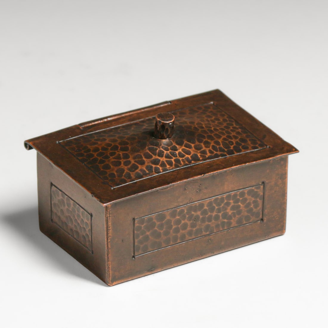 Arts & Crafts Period Hammered Copper Stamp Box c1910: Arts & Crafts Period Hammered Copper Stamp Box c1910. Similar to Gustav Stickley. Unsigned. Excellent new patina. FREE NATIONWIDE SHIPPING Free Nationwide Shipping within the lower 48 states for all p