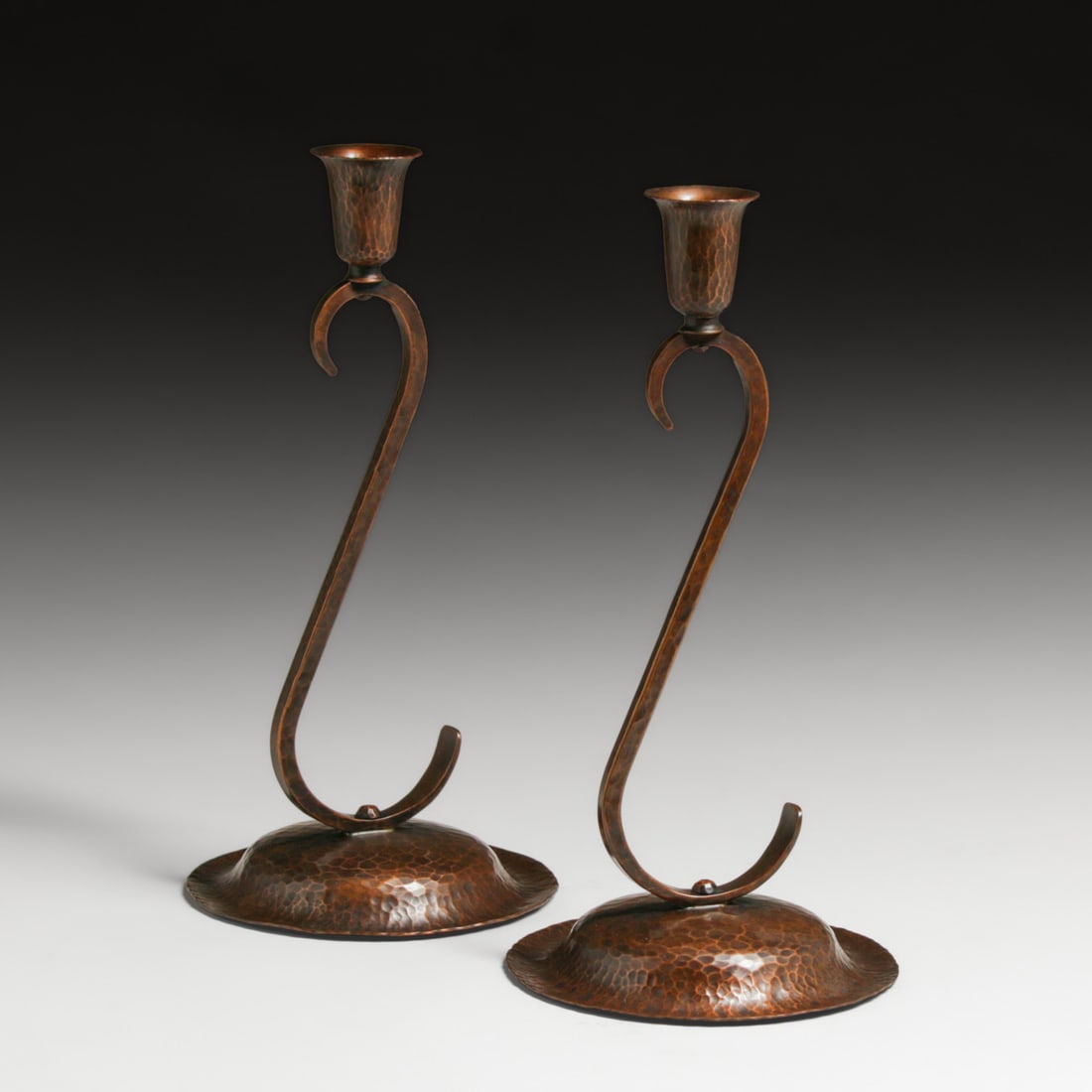 Avon Coppersmith - Arthur Cole Hammered Copper Pair Candlesticks c1930s: Avon Coppersmith - Arthur Cole Hammered Copper Pair Candlesticks c1930s. Arthur Cole was a former Roycrofter who opened up his own shop in Avon, NY after Roycroft closed about 1930. Signed. Excellent