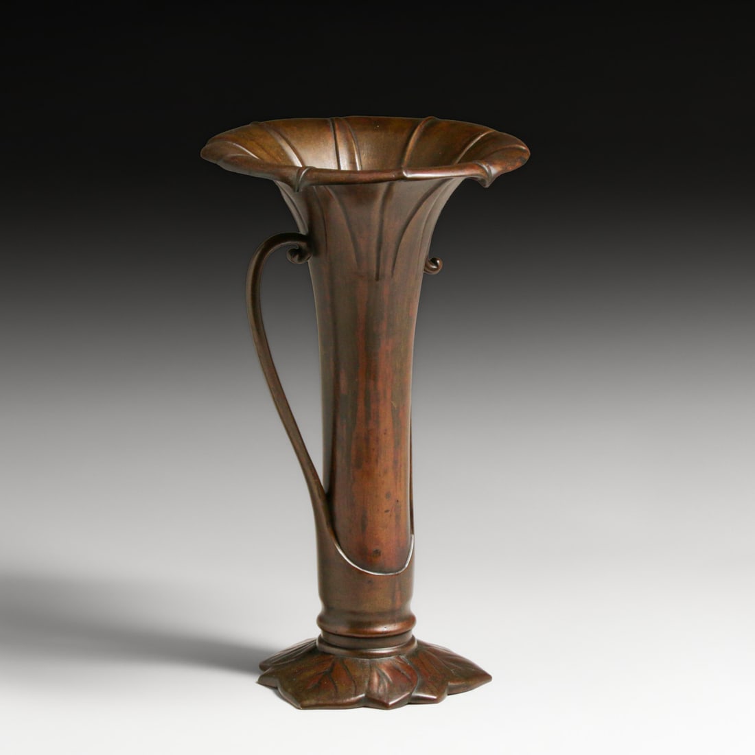 Japanese Bronze Meiji Period Calla Lily Bronze Vase c1910: Japanese Bronze Meiji Period Calla Lily Bronze Vase c1910. Unsigned. Excellent new patina. 12"h x 7"w FREE NATIONWIDE SHIPPINGFree Nationwide Shipping within the lower 48 states for all purchases at