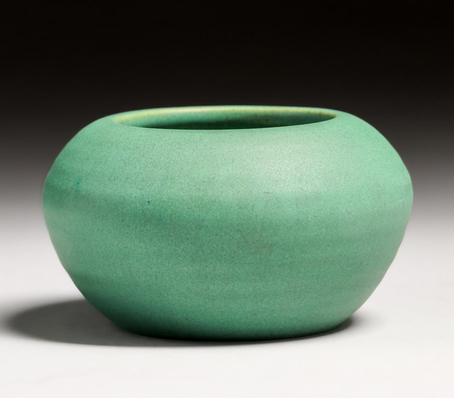 Teco Pottery Matte Green Closed Bowl c1910: Teco Pottery Matte Green Closed Bowl c1910. Signed. Perfect condition. 4.5"d x 2"h FREE NATIONWIDE SHIPPINGFree Nationwide Shipping within the lower 48 states for all purchases at our Two-Day