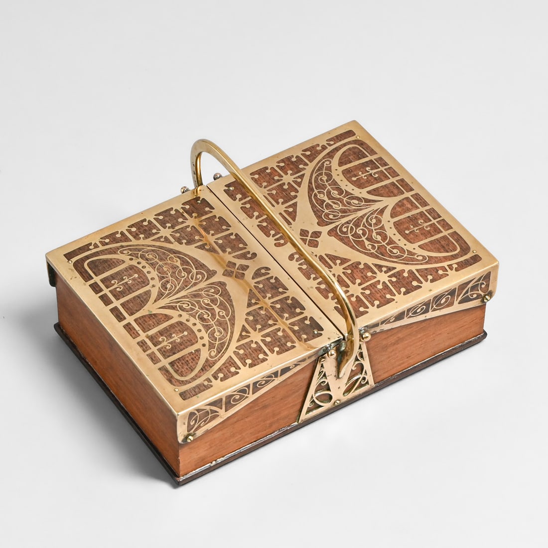 Erhard & Sohne - German Arts & Crafts Mahogany & Brass Box c1905: Erhard & Sohne - German Arts & Crafts Mahogany & Brass Box c1905. Unsigned. Excellent condition. Erhard & Sohne was granted the world patent for the manufacture of brass inlay in 1904. 7.75"w x 5.5"