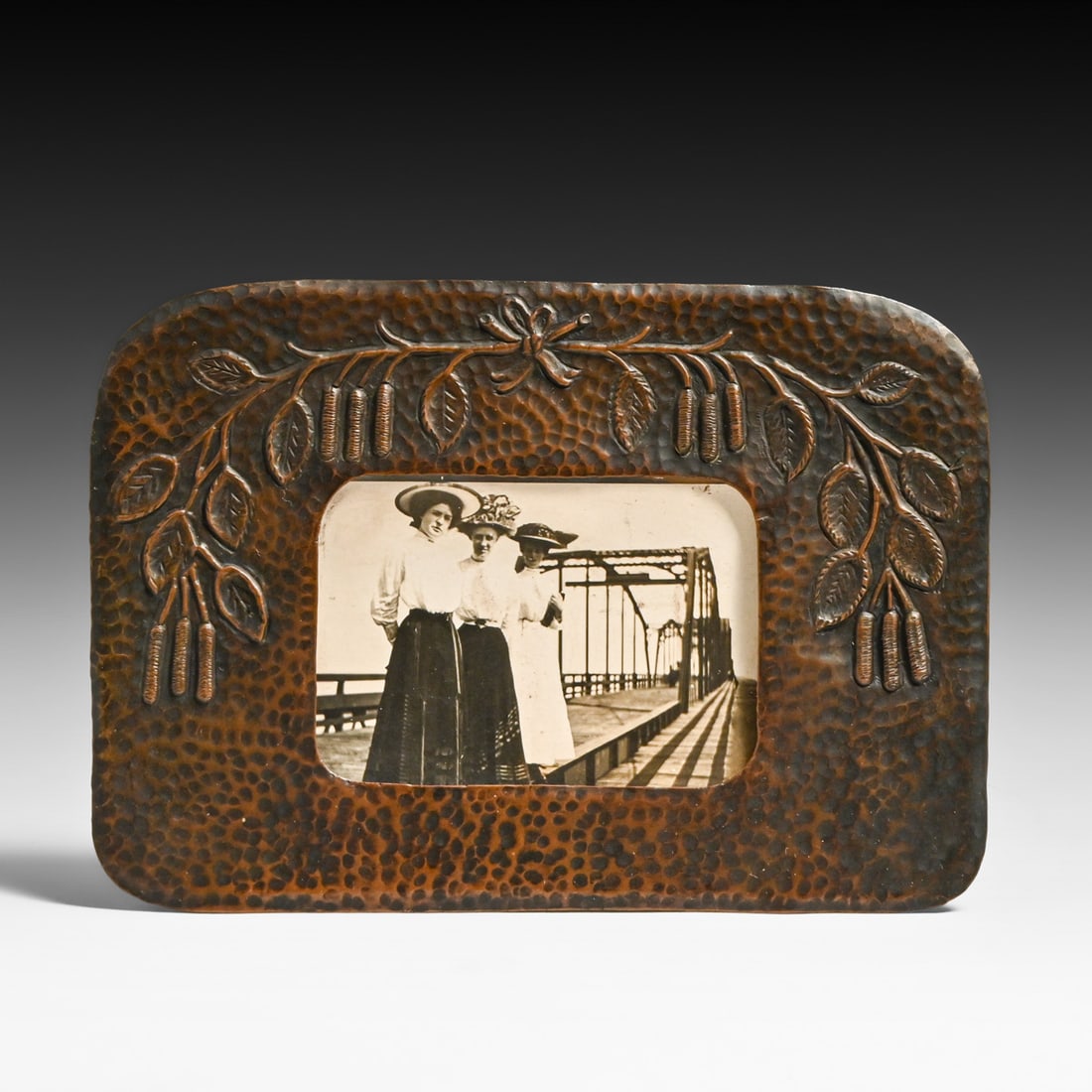 Arts & Crafts Repousse Hammered Copper Picture Frame c1910: Arts & Crafts Repousse Hammered Copper Picture Frame c1910. Unsigned. Excellent original patina. 5.5"h x 8"w FREE NATIONWIDE SHIPPINGFree Nationwide Shipping within the lower 48 states for all