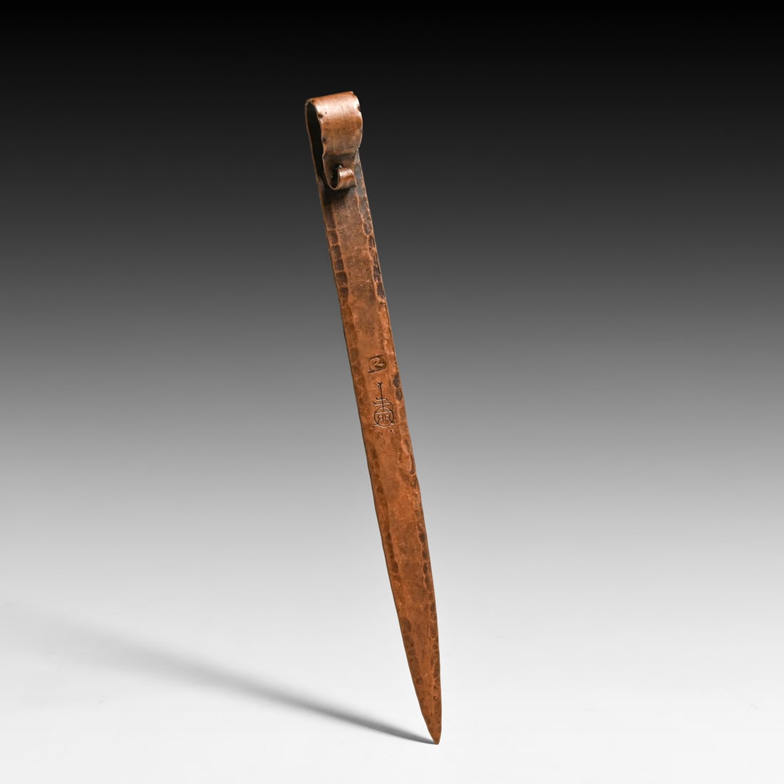 Roycroft Renaissance Hammered Copper Paper Knife c1990s: Roycroft Renaissance Hammered Copper Paper Knife c1990s. Signed. Excellent original patina. 7.5" x 0.5"w FREE NATIONWIDE SHIPPING Free Nationwide Shipping within the lower 48 states for all purchases