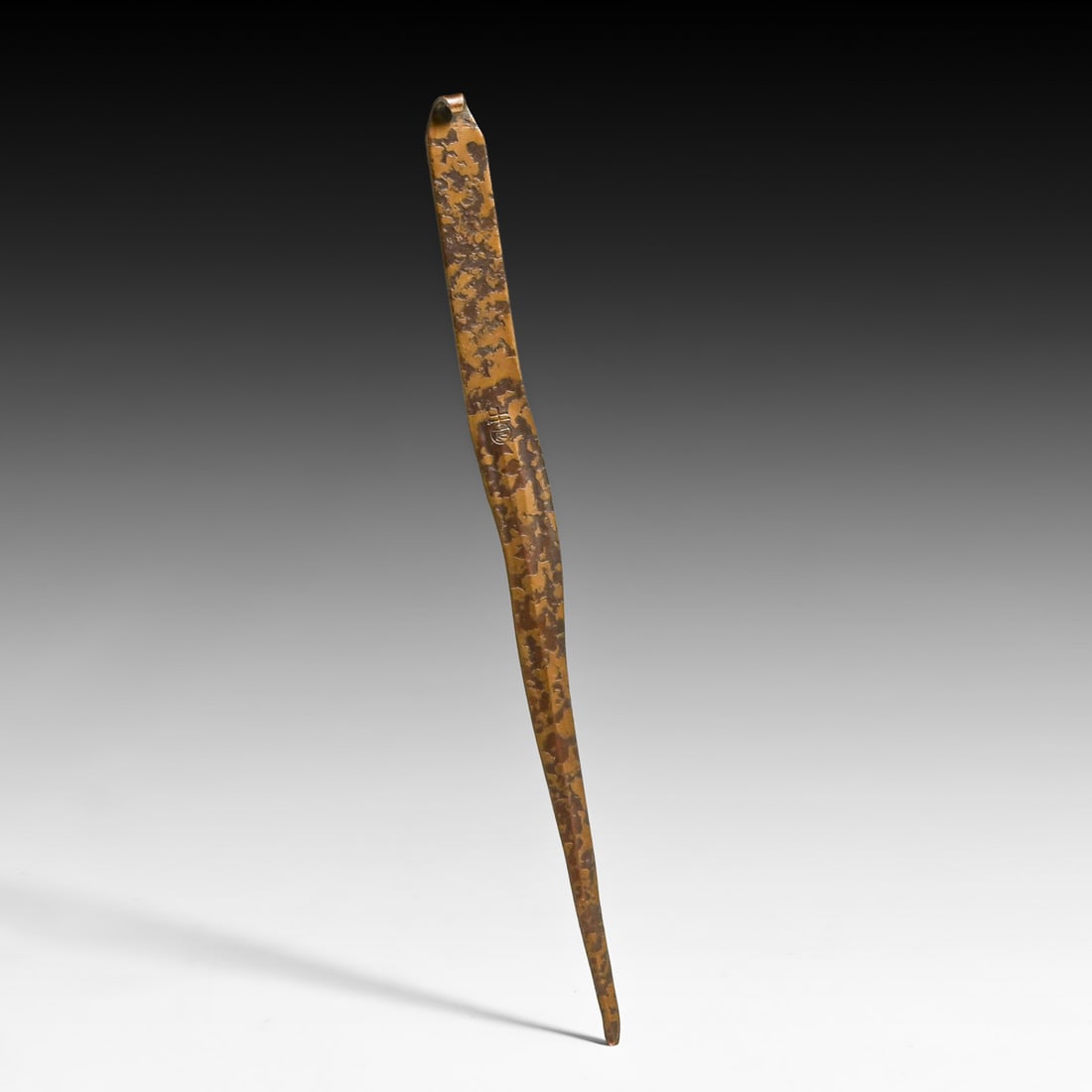 Roycroft Hammered Copper Acid-Etched Letter Opener c1920s: Roycroft Hammered Copper Acid-Etched Letter Opener c1920s. Signed. Excellent original patina. 8.5" x 0.5"w FREE NATIONWIDE SHIPPING Free Nationwide Shipping within the lower 48 states for all purchase