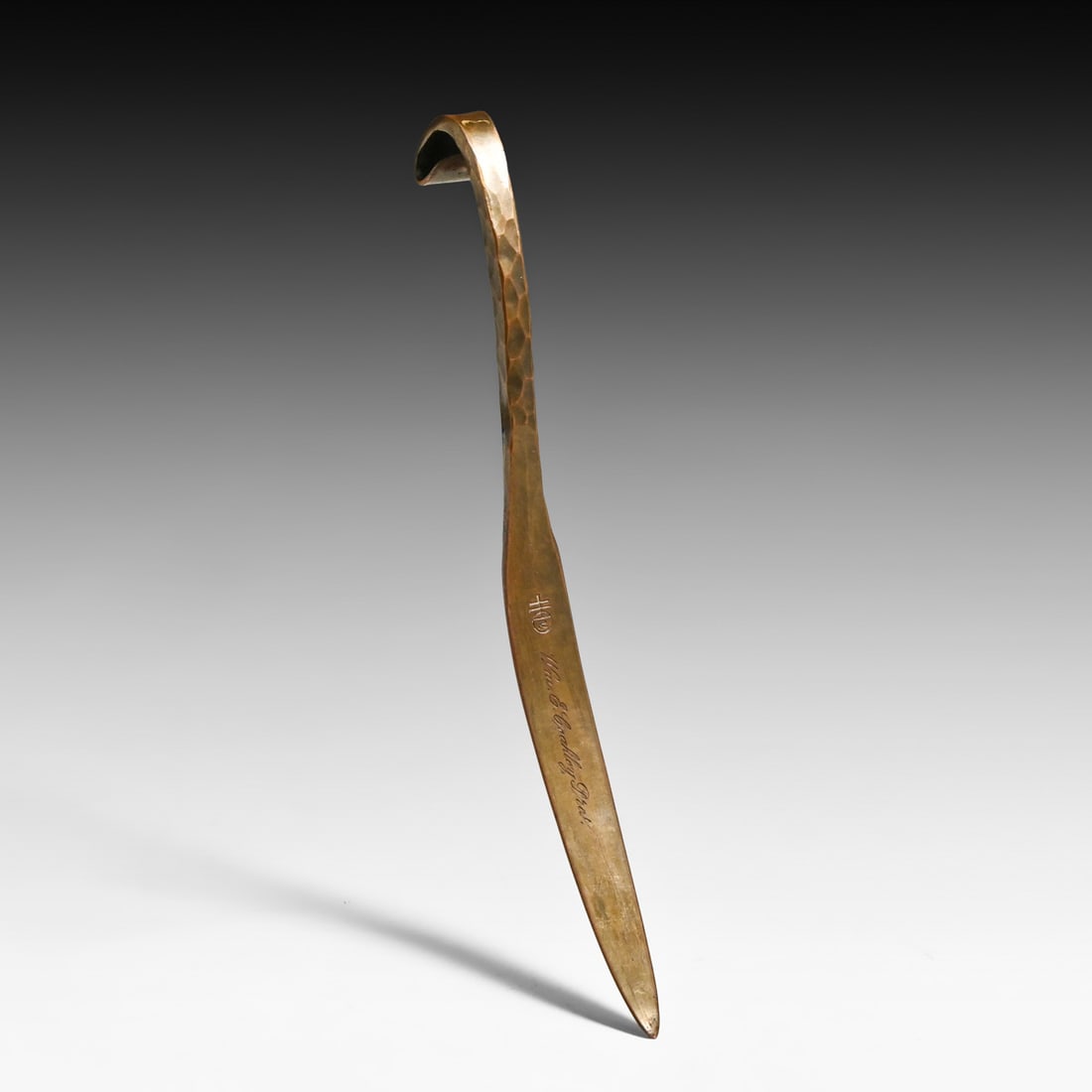 Roycroft Hammered Copper Paper Knife c1920s: Roycroft Hammered Copper Paper Knife c1920s. Signed. Excellent original patina. 7.5" x 0.5" FREE NATIONWIDE SHIPPING Free Nationwide Shipping within the lower 48 states for all purchases at our Two-Da