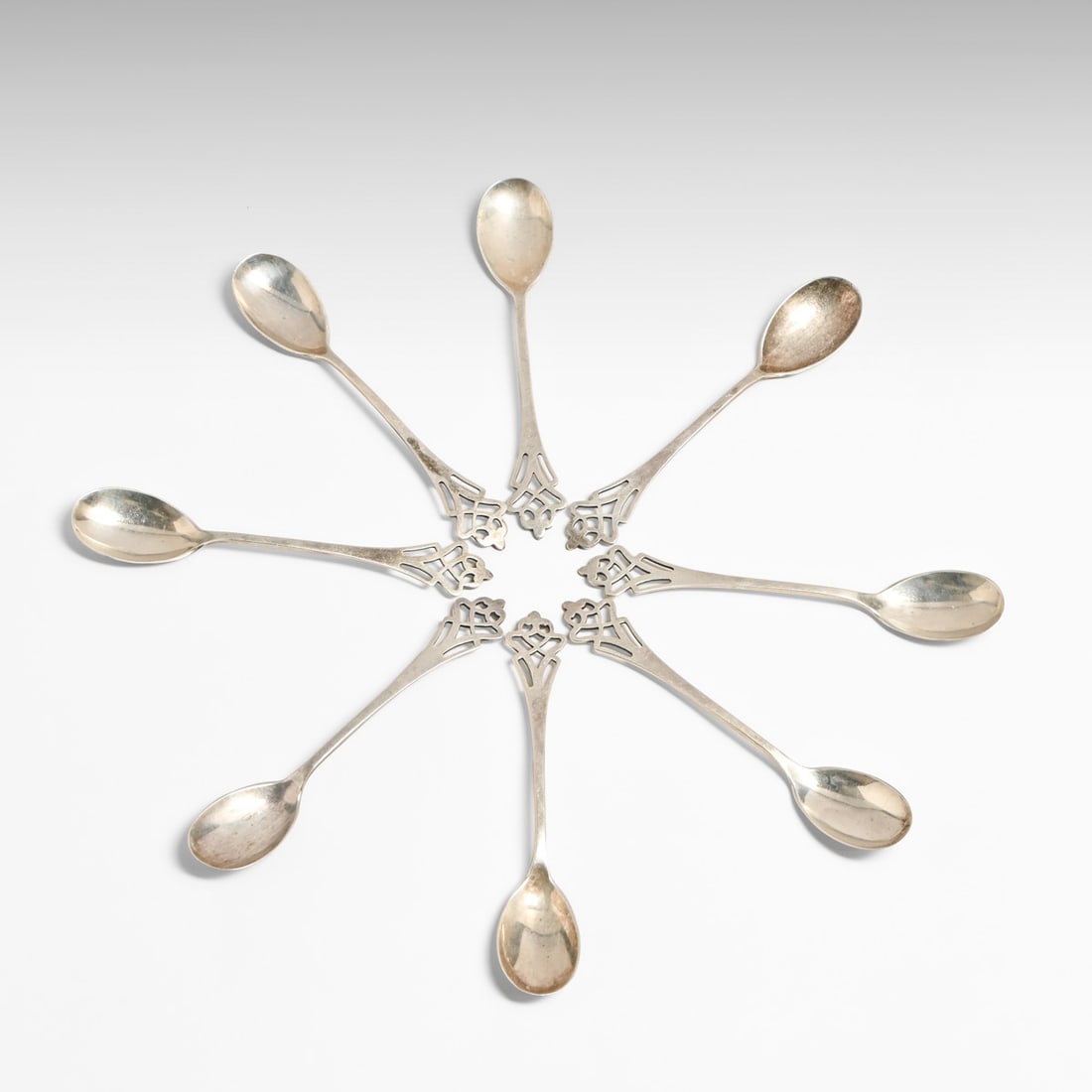 Set of 8 Lunt "Pynchon" Sterling Silver Spoons c1910: Set of 8 Lunt "Pynchon" Sterling Silver Spoons c1910. Signed. The spoons need polishing, otherwise excellent condition. 5.75" long x 1"w. 112 grams FREE NATIONWIDE SHIPPINGFree Nationwide Shipping